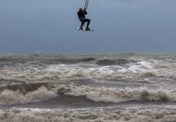 Un joven practica kite-surf, en Valencia, en una jornada en la que el temporal afecta al litoral valenciano. FOTO/EFE