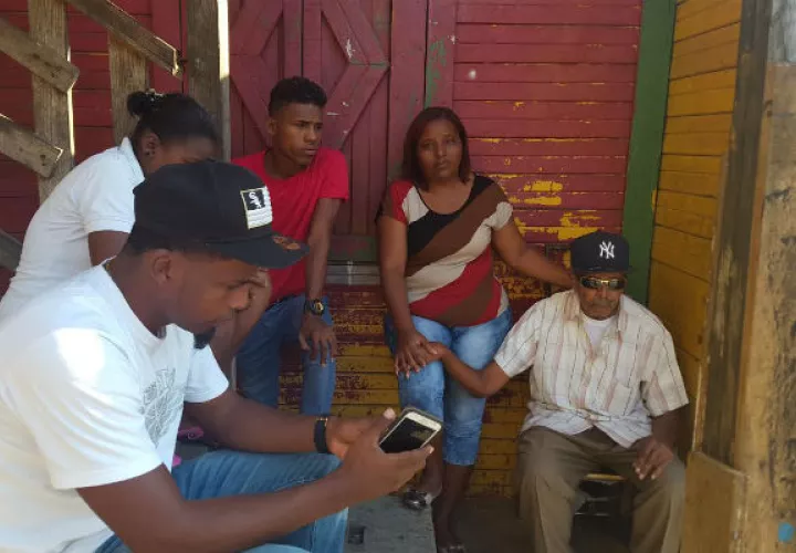 Familiares de Lucía, una de las víctimas de la violencia en Colón.