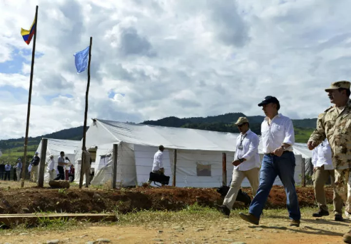 Según los acuerdos de paz, antes de dejar las armas, los guerrilleros debían reunirse en 26 puntos del país antes del 1 de enero, una meta que no se cumplió por dificultades logísticas. FOTO/EFE