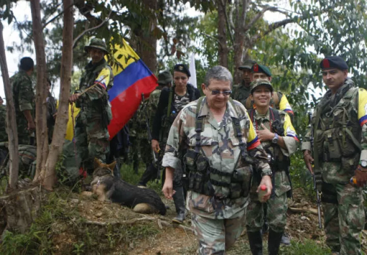Jorge Torres Victoria, "Pablo Catatumbo" (c), miembro del secretariado de las Farc, llega a una zona veredal en La Elvira. FOTO/EFE