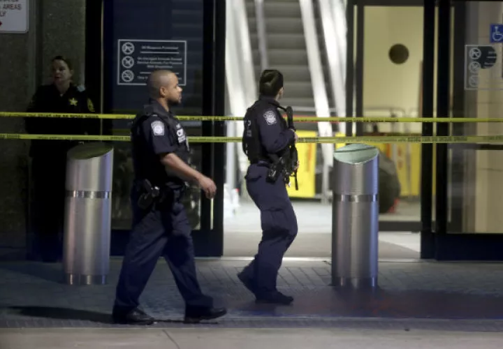 La policía mantiene la vigilancia en el Aeropuerto Internacional de Lauderdale. FOTO/AP