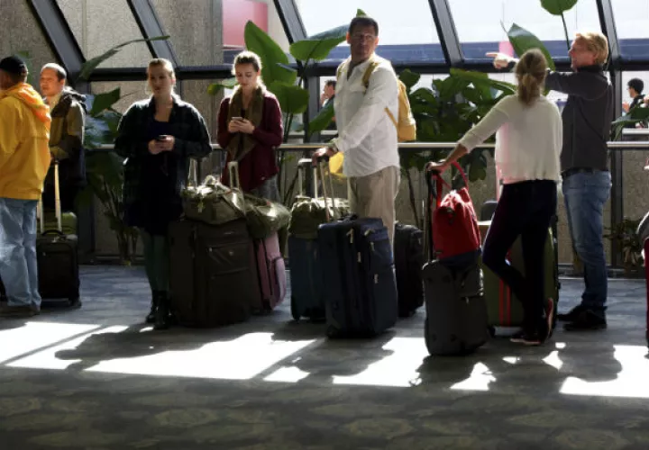 Pasajeros hacen largas filas en el Aeropuerto de Fort Lauderdale. FOTO/AP