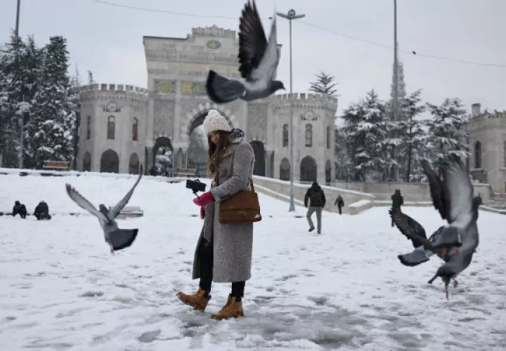 En Turquía las fuertes nevadas y las malas condiciones meteorológicas han obligado a la compañía de bandera turca Turkish Airlines a cancelar 633 vuelos nacionales e internacionales en Turquía, especialmente en Estambul. FOTO/AP