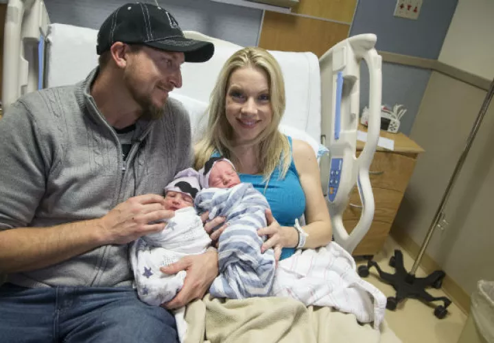 Sawyer y  Everett junto a sus amorosos padres. FOTO/AP