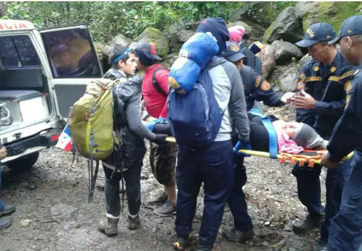 Momento cuando excursionistas fueron rescatados en el Volcán Barú. Foto/Cortesía de Ministerio de Ambiente