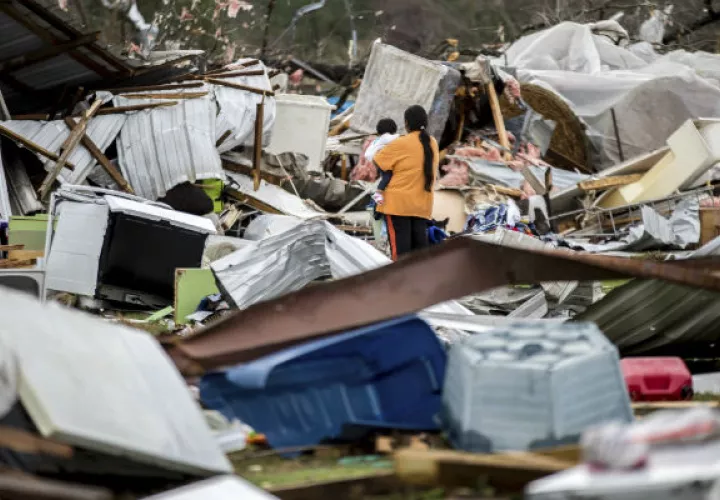 Una mujer camina en medio de la destrucción. FOTO/AP
