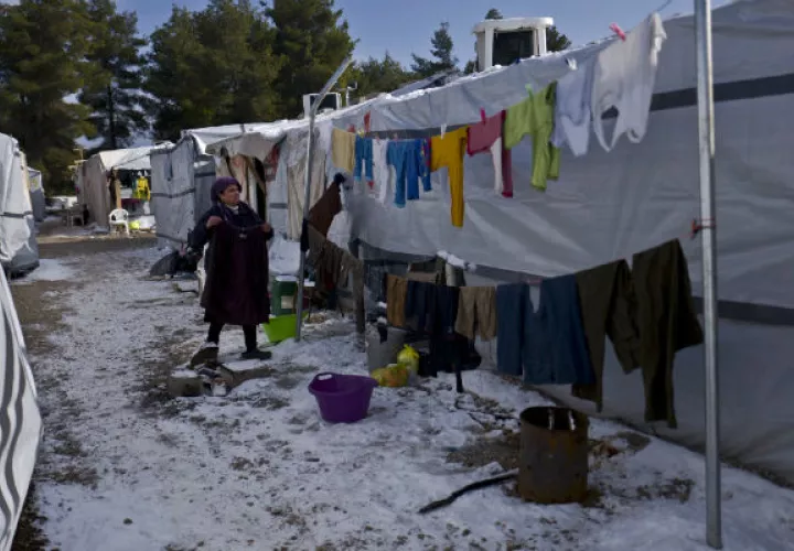 En Grecia los refugiados tienen que sortear el mal tiempo y la pobreza. FOTO/AP