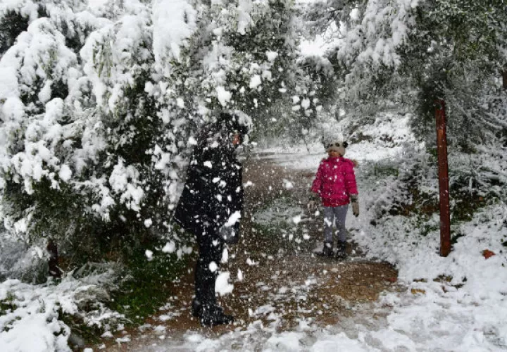 Los caminos y carreteras están bloqueados por la nieve. FOTO/AP