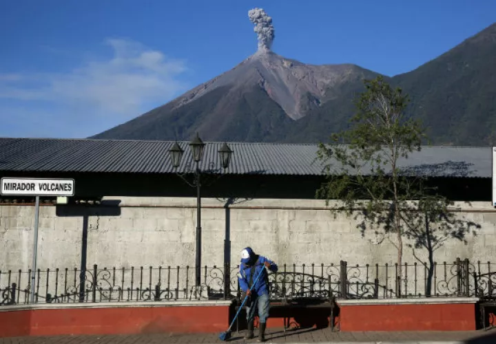 El volcán de Acatenango, de unos 3,976 metros de altura. FOTO/EFE