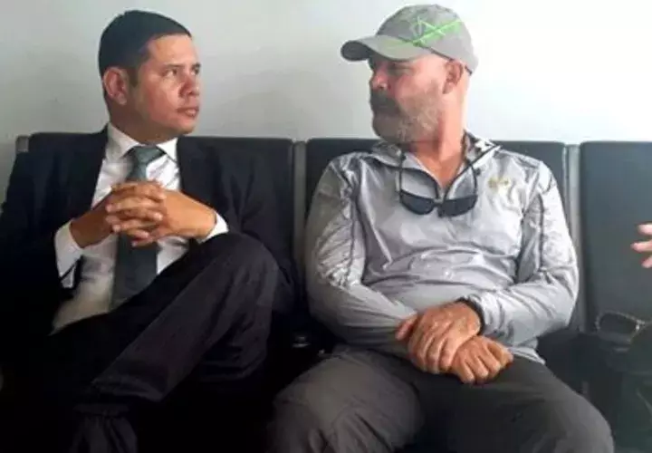 Gustavo Pérez junto a su abogado Pereira Bianco 