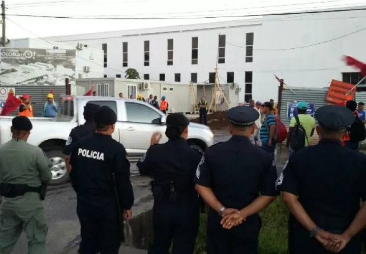 La acción fue vigilada por la policía. Foto: José Vásquez. 
