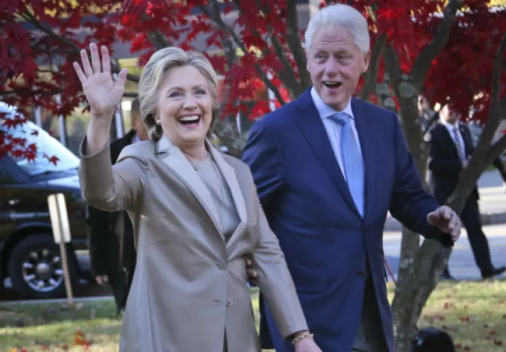La excandidata presidencial Hillary Clinton y su esposo fueron duramente criticados durante la campaña. FOTO/AP