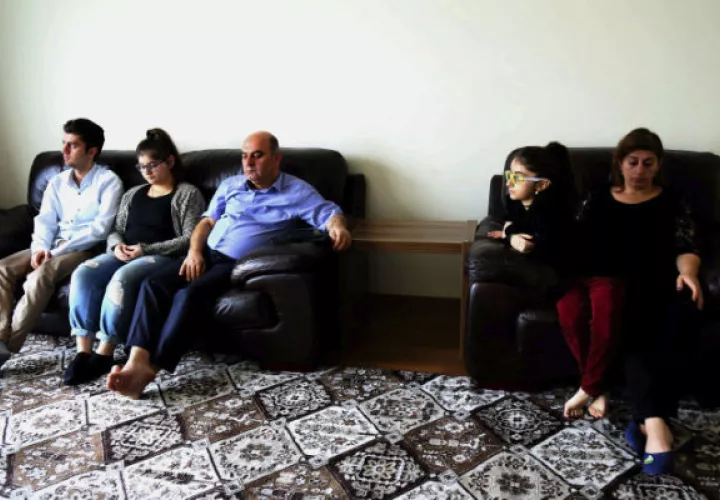 Fuad Sharif, de 51 años, junto a los miembros de su familia. FOTO/EFE