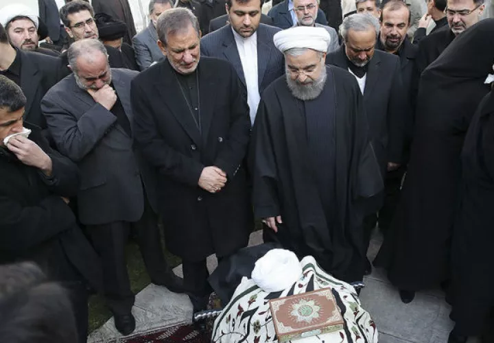 al presidente Hasán Rohaní (c-d) reza junto al cadáver del expresidente iraní Akbar Hashemí Rafsanyaní 