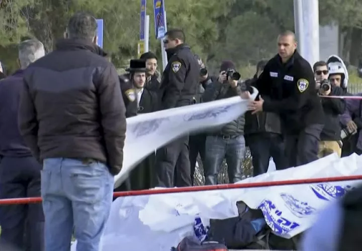 El servicio de rescate israelí Maguen David Adom dijo que entre los muertos están tres mujeres y un hombre, todos de unos 20 años. De los heridos, uno estaba en condición grave.FOTO/AP