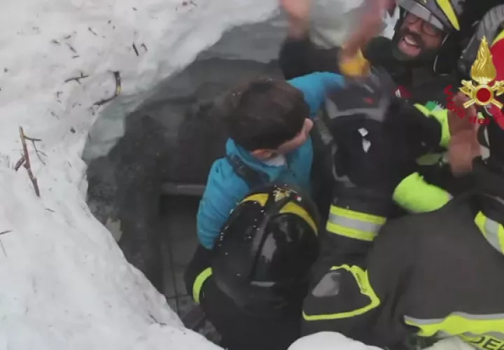 Rescate de un niño. Foto/ EFE