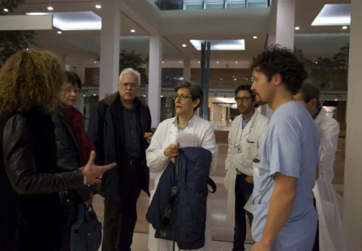 El embajador húngaro en Roma, Peter Paczolay, es visto con médicos del Hospital Borgo Trento de Verona. FOTO/AP