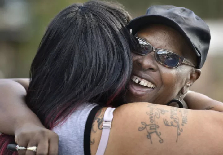 Kamiyah Mobley, abraza a uno de sus familiares; el encuentro duró 45 minutos. FOTO/AP