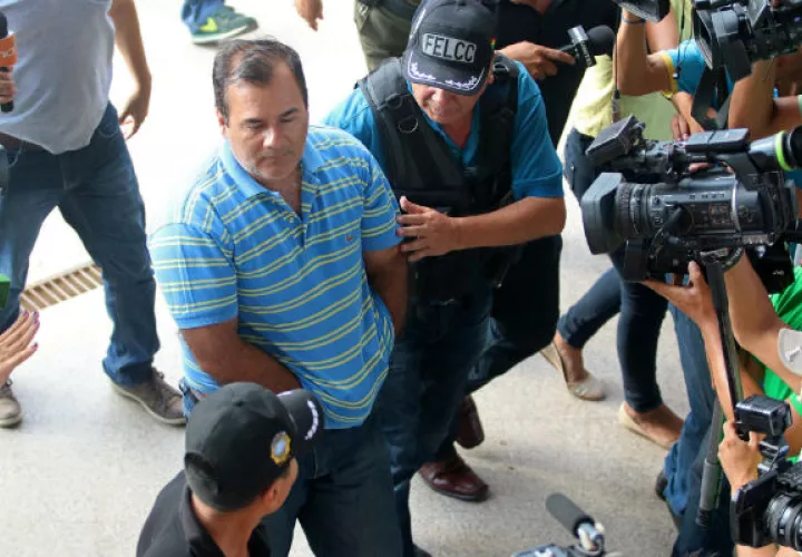  El técnico aeronáutico Joons Miguel Teodovich Ponce (i), es detenido, por la Fiscalía boliviana. FOTO/EFE