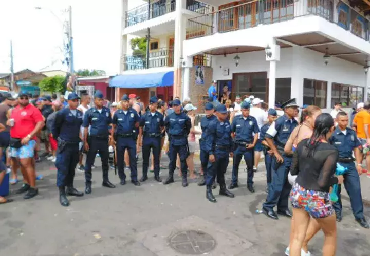 Unidades policiales en el área de las actividades. Foto: Zenaida Vásquez. 