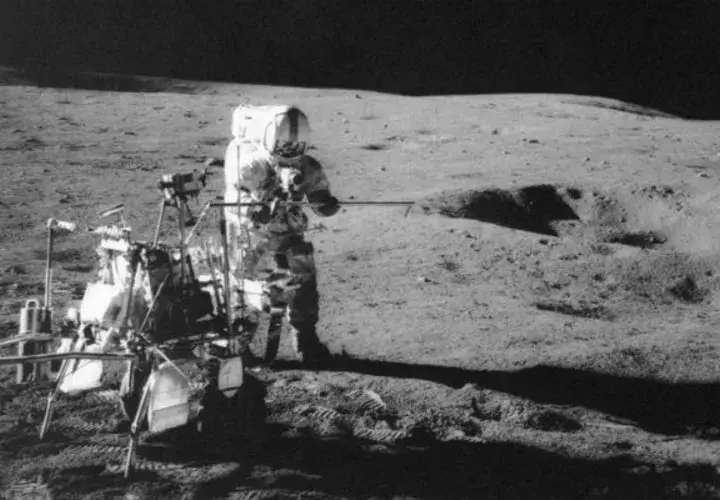 Gracias a rocas y muestras de suelo recolectadas por los tripulantes del Apollo 14 en 1971 se han podido hacer nuevo cálculos. FOTO/AP