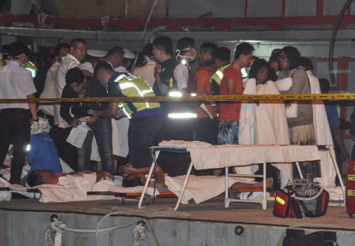 El barco accidentado zarpó el sábado desde Kota Kinabalu en un trayecto de dos horas con destino a la isla Mengalum. FOTO/AP