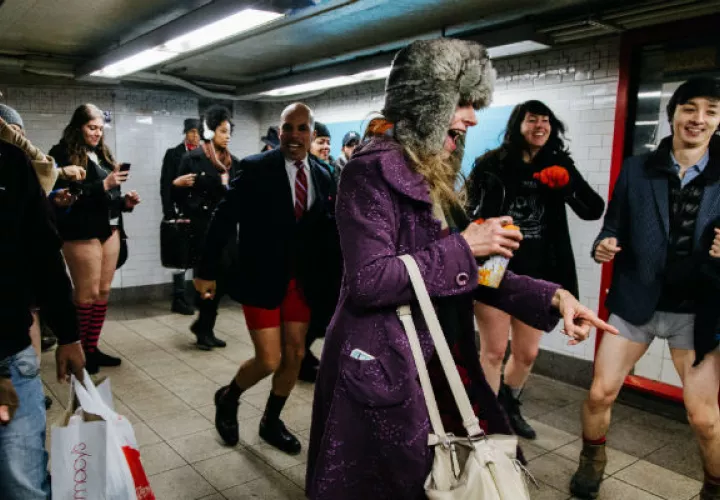 Un grupo de personas viaja en el metro de Nueva York sin pantalones. FOTO/AP