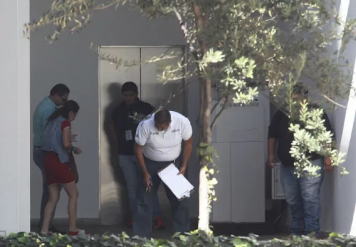 Peritos del Instituto Jalisciense de Ciencias Forenses investigan, el área del tiroteo. FOTO/EFE