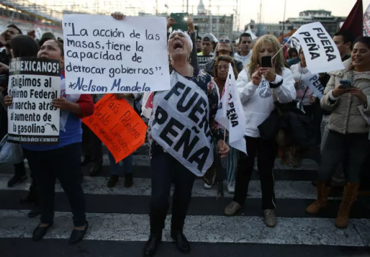 Mexicanos protestan contra las medidas económicas de Enrique Peña Nieto. FOTO/AP