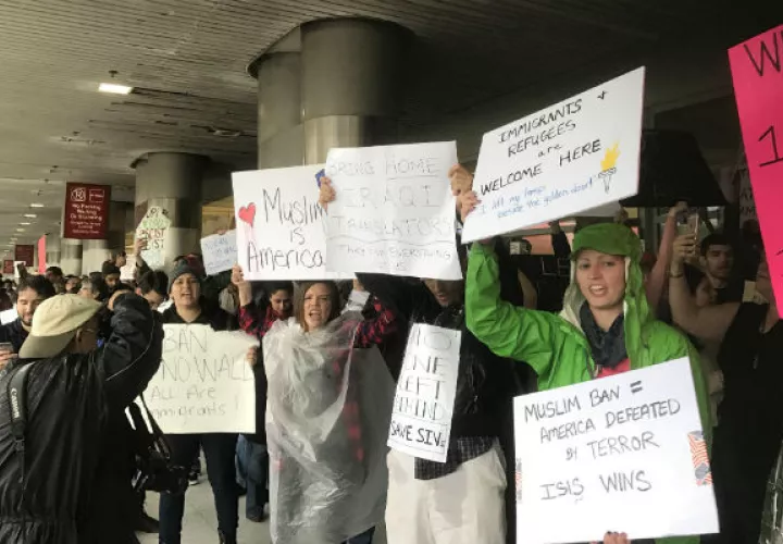 En el aeropuerto de Miami se congregaron más de 100 personas para protestar. FOTO/AP