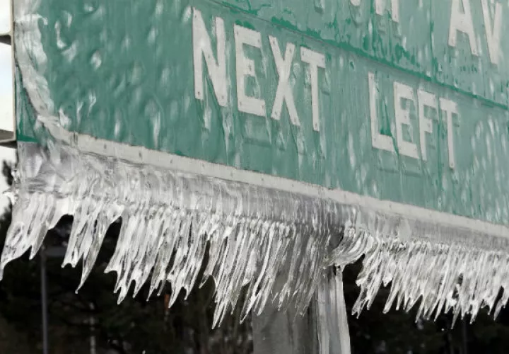 Los letreros de las carreteras están congelados. FOTO/AP