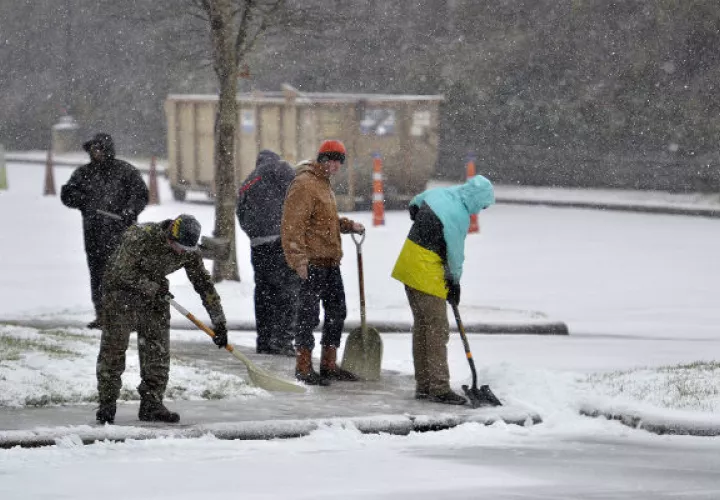 Tratan de despejar las calles y carreteras llenas de nieve. FOTO/AP