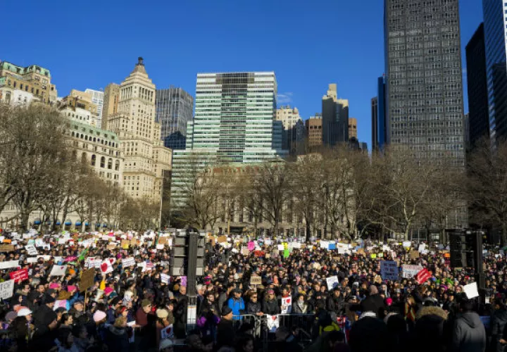 En Nueva York, también protestaron contra el veto parcial de Trump. FOTO/AP