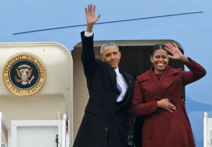 Barack Obama y su esposa salen de vacaciones. FOTO/AP