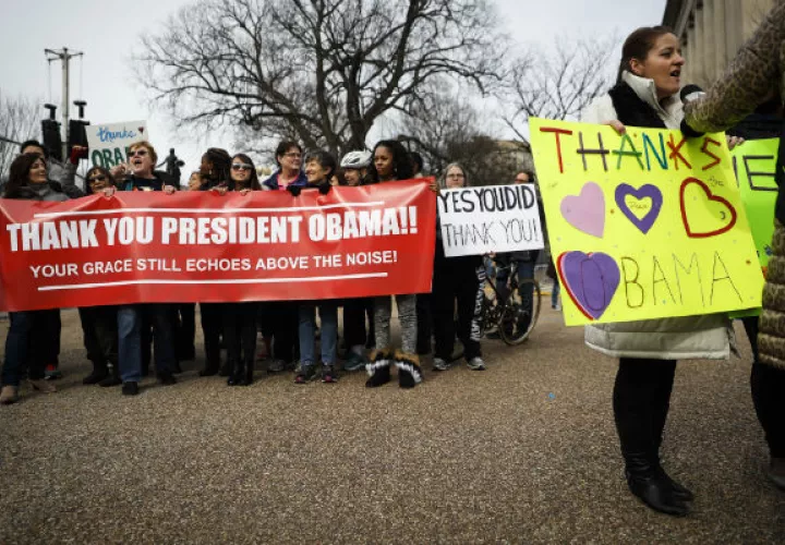 Un grupo de personas agradece al presidente Barack Obama por sus servicios a la nación. FOTO/AP
