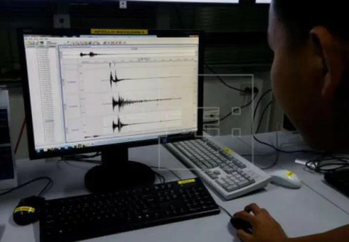 Un monitor muestra un gráfico con la actividad sísmica en el Instituto de Sismología y Vulcanología de Filipinas. 