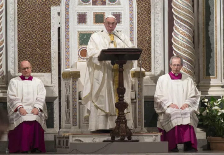 El papa Francisco revela que su mayor preocupación sobre la iglesia es mantener su cercanía con la gente. FOTO/AP
