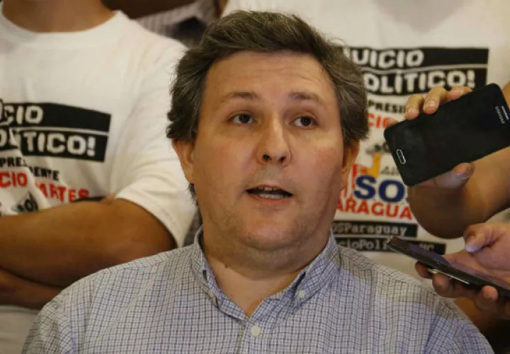El senador liberal Rafael Filizzo, anuncia la recolección de firmas. FOTO/EFE