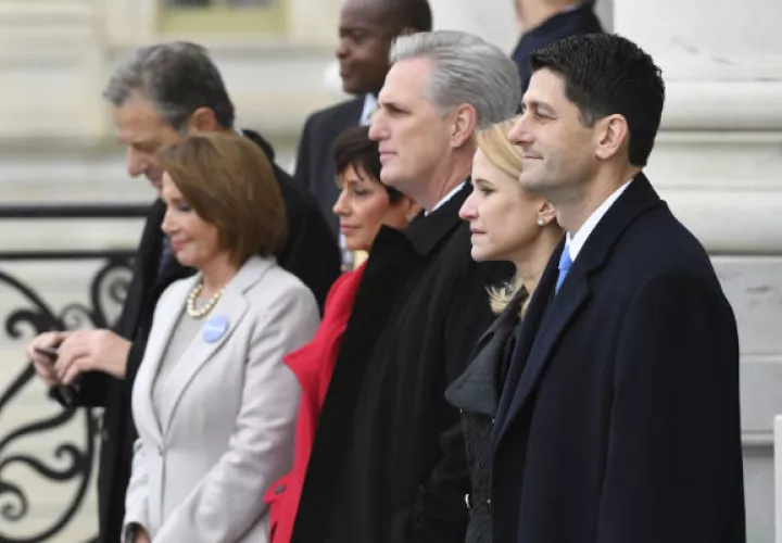 Nancy Pelosi, quiso mostrar durante la ceremonia de investidura de Trump su disposición a defender la reforma sanitaria. FOTO/AP