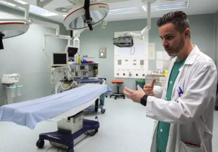 El coordinador de la Unidad de Grandes Quemados del Hospital Miguel Servet de Zaragoza, Enrique Monclús. Foto/ EFE