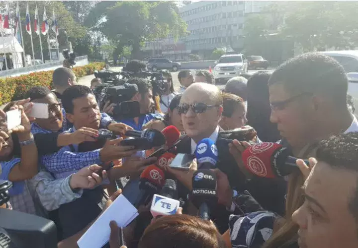 Magistrado del Tribunal Electoral, Erasmo Pinilla da declaraciones a los medios de comunicación a su llegada a la Asamblea Nacional. 
