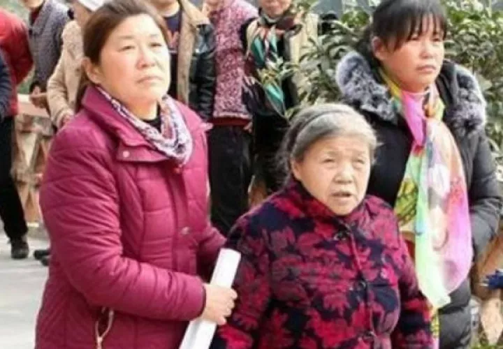 Reencuentro entre madre e hijas. Foto/ South China Morning Post