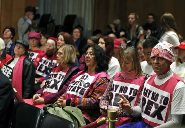 Protestan en el Senado durante la votación a Secretario de Estado. FOTO/AP