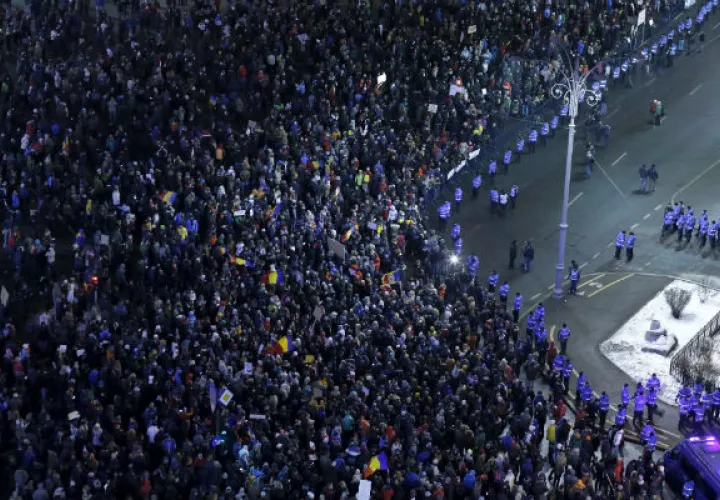 Ciudadanos se toman las calles de Bucarest. FOTO/AP