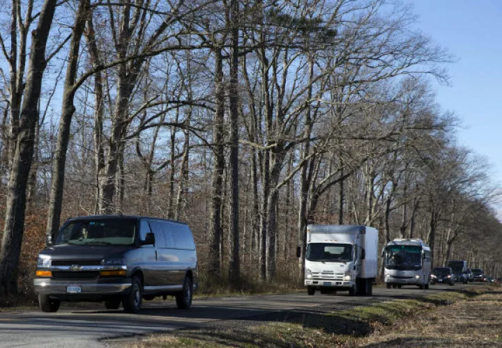  Un convoy de vehículos con matrícula diplomática abandonan el complejo ruso cerca de Centerville, en Maryland. FOTO/EFE