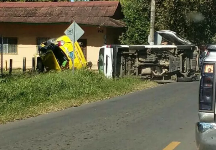 El conductor del taxi Joaquín Santamaría, también fue trasladado al hospital.