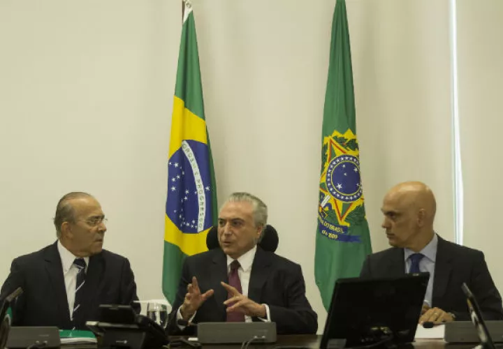 El presidente brasileño, Michel Temer, el ministro de la Casa Civil, Eliseu Padilha (i), y el ministro de Justicia, Alexandre de Moraes. FOTO/EFE 