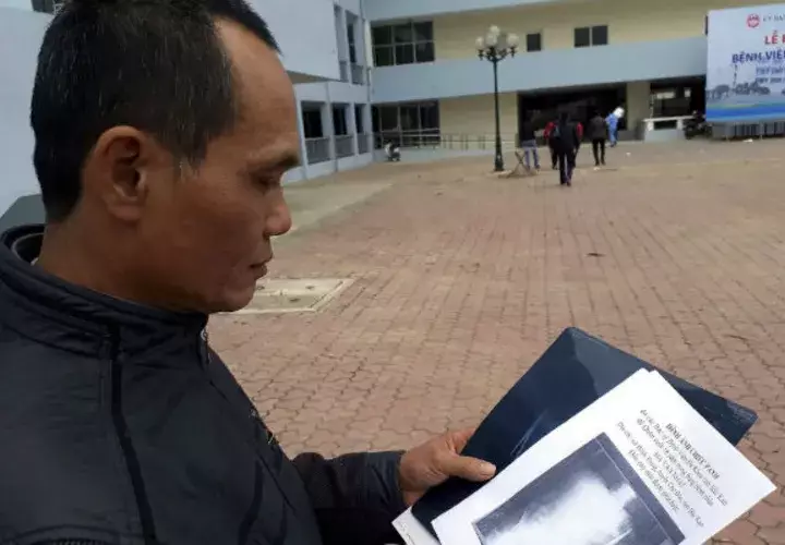  Ma Van Nhat muestra la radiografía de su estómago. Foto/ EFE