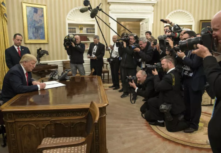 Donald Trump, rubricó su primera orden ejecutiva como mandatario. FOTO/AP