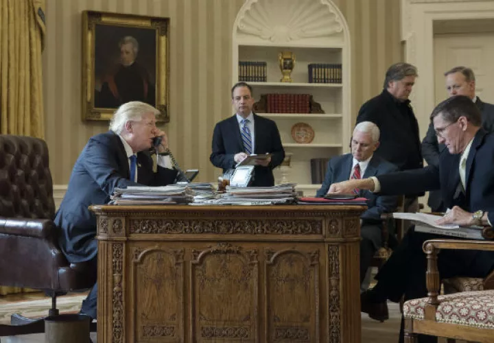 Donald Trump y parte de su equipo de trabajo en la oficina Oval. FOTO/AP
